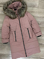 Зимняя удлиненная куртка пальто для девочек с мехом персиковая/пудровая 158