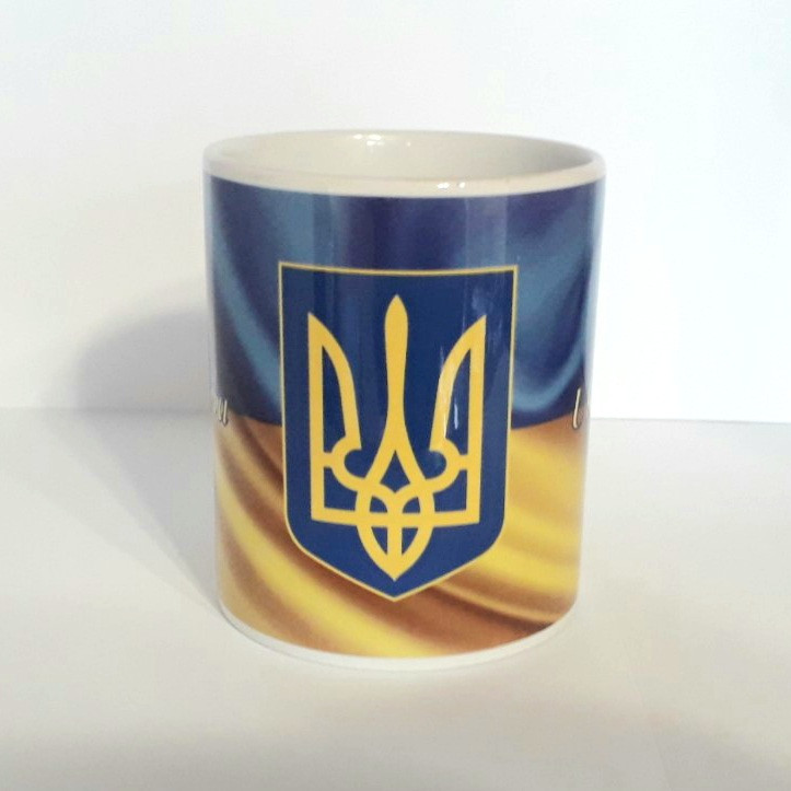 Чашка герб Украины на фоне флага Украины - фото 1 - id-p1960161175