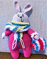 В'язана м'яка іграшка дитяча Заєць-Кролик, рожевого кольору з сумкою і шарфиком, висота 24 см