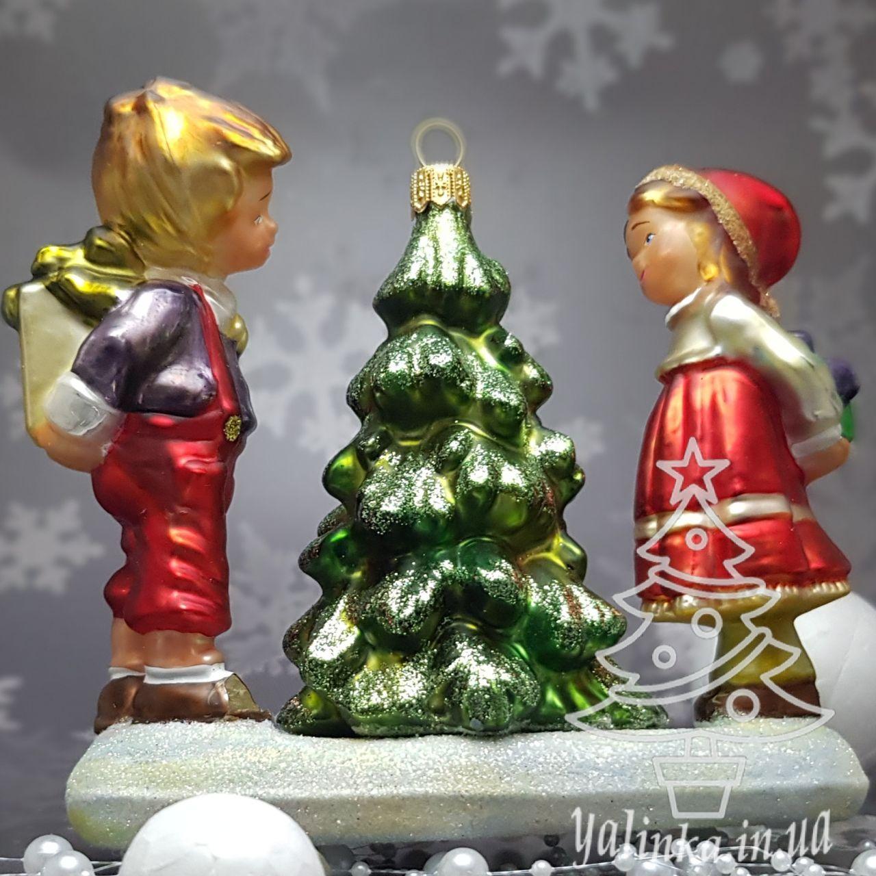 Скляна ялинкова іграшка дети с подарками и елка  Komozja Family Santa Claus