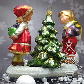 Скляна ялинкова іграшка дети с подарками и елка Komozja Family Santa Claus, фото 3