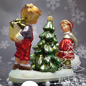 Скляна ялинкова іграшка дети с подарками и елка Komozja Family Santa Claus, фото 4