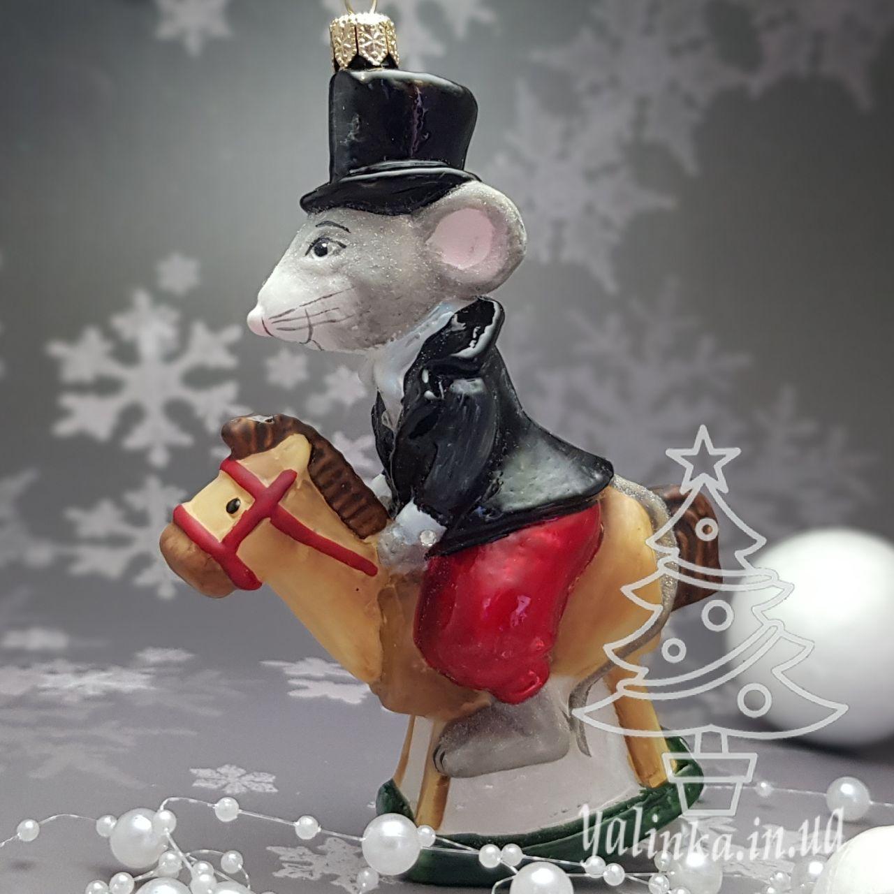Скляна ялинкова іграшка Мышонок в цилиндре на лошадке   Komozja Family Santa Claus