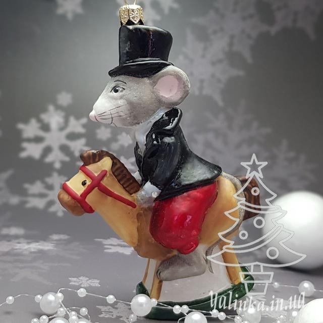 стеклянная игрушка на елку Мышонок в цилиндре на лошадке  Komozja Mostowski Impuls yalinka.in.ua