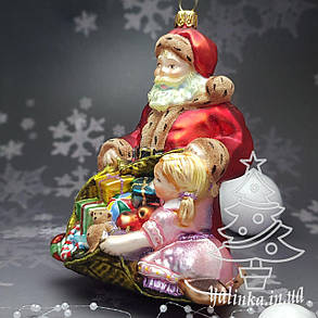 Скляна ялинкова іграшка Санта с девочкой и подарками Komozja Family Santa Claus, фото 3
