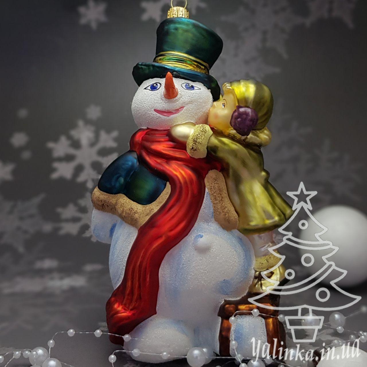 Скляна ялинкова іграшка Снеговик с девочкой на санках  Komozja Family Santa Claus