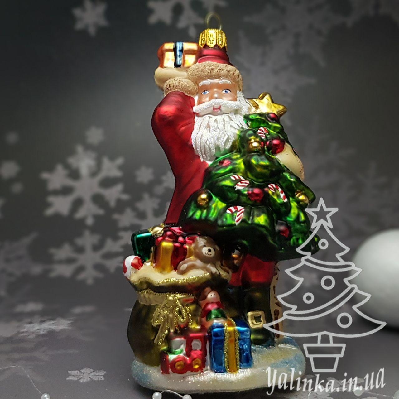 Скляна ялинкова іграшка Санта с елкой и подарками  Komozja Family Santa Claus