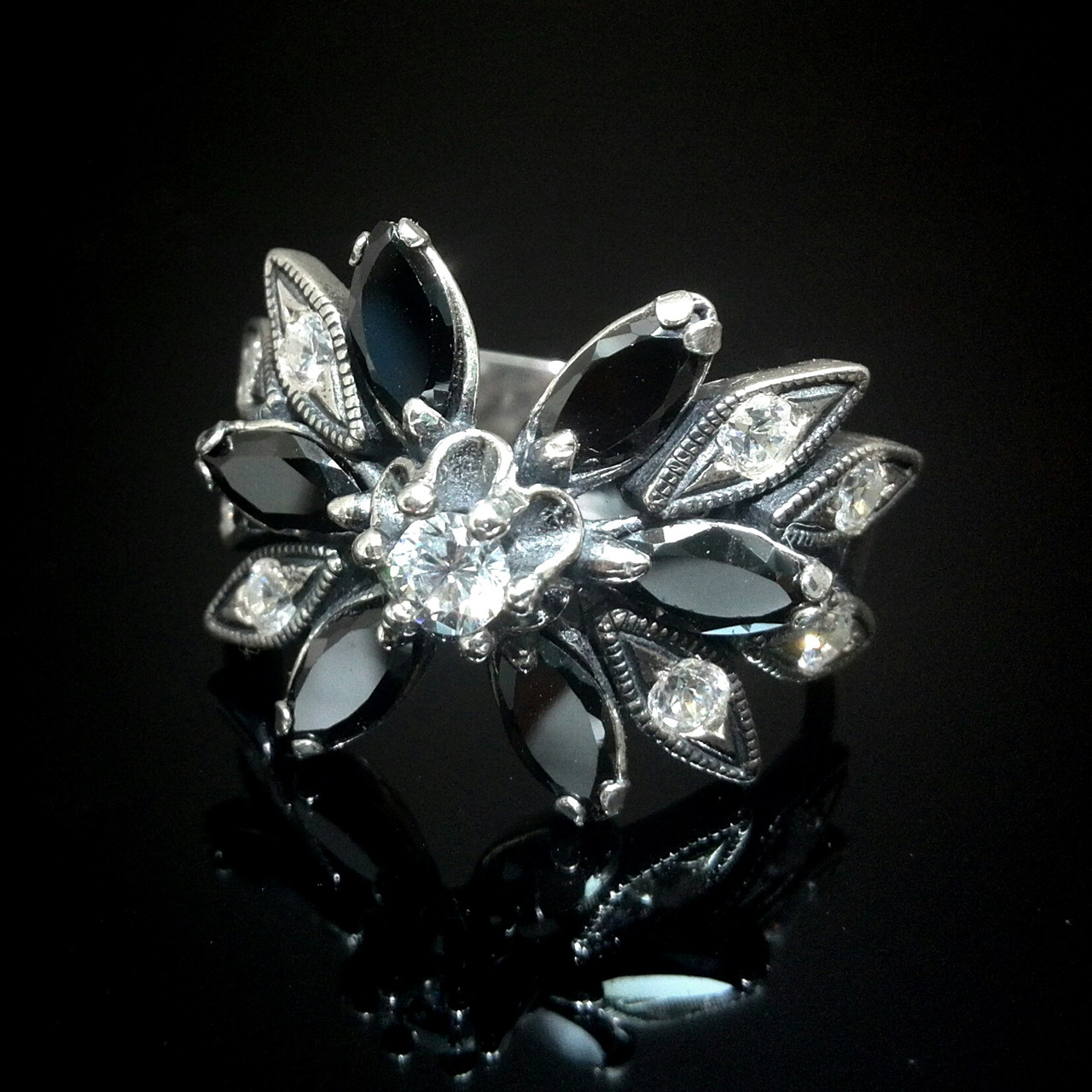 Срібне кільце у формі квітки з чорними фіанітами