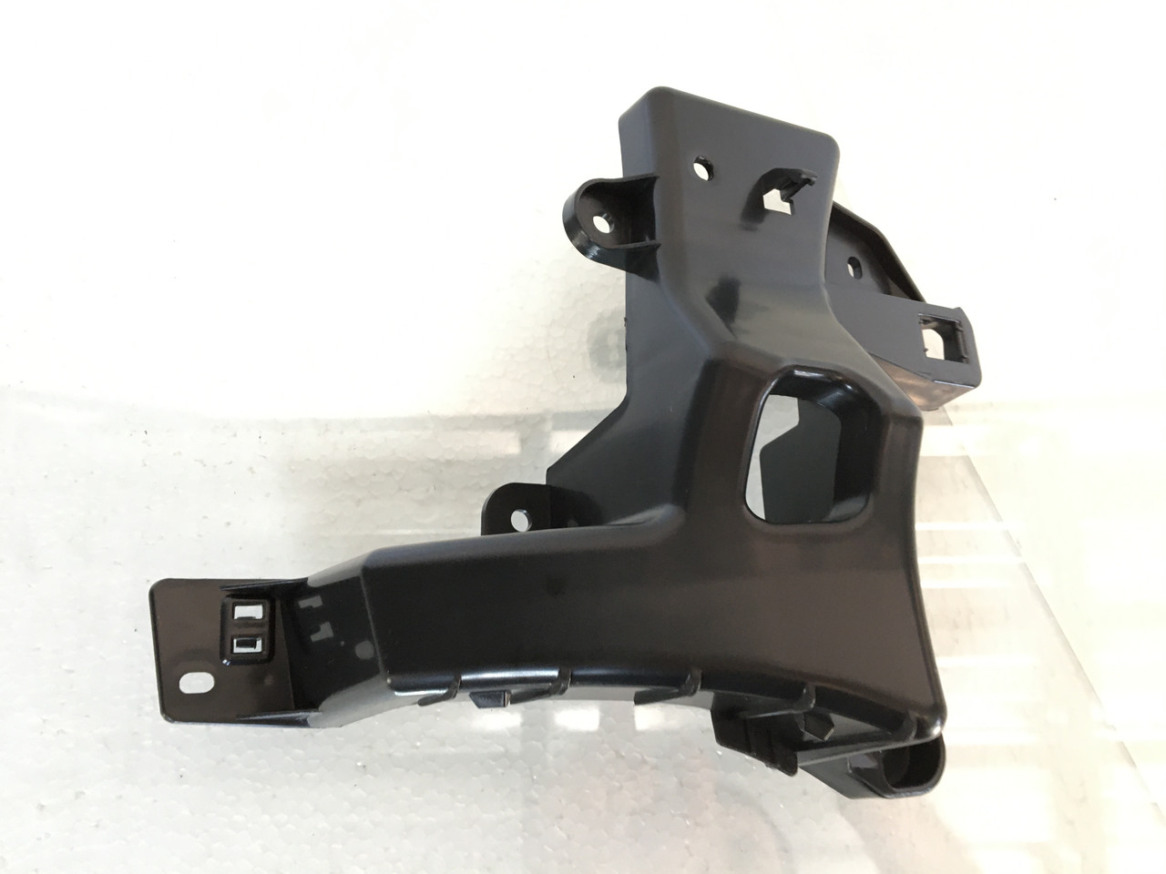 Кріплення заднього бампера внутрішнє праве Jeep Compass 2017-2020 68244464AA