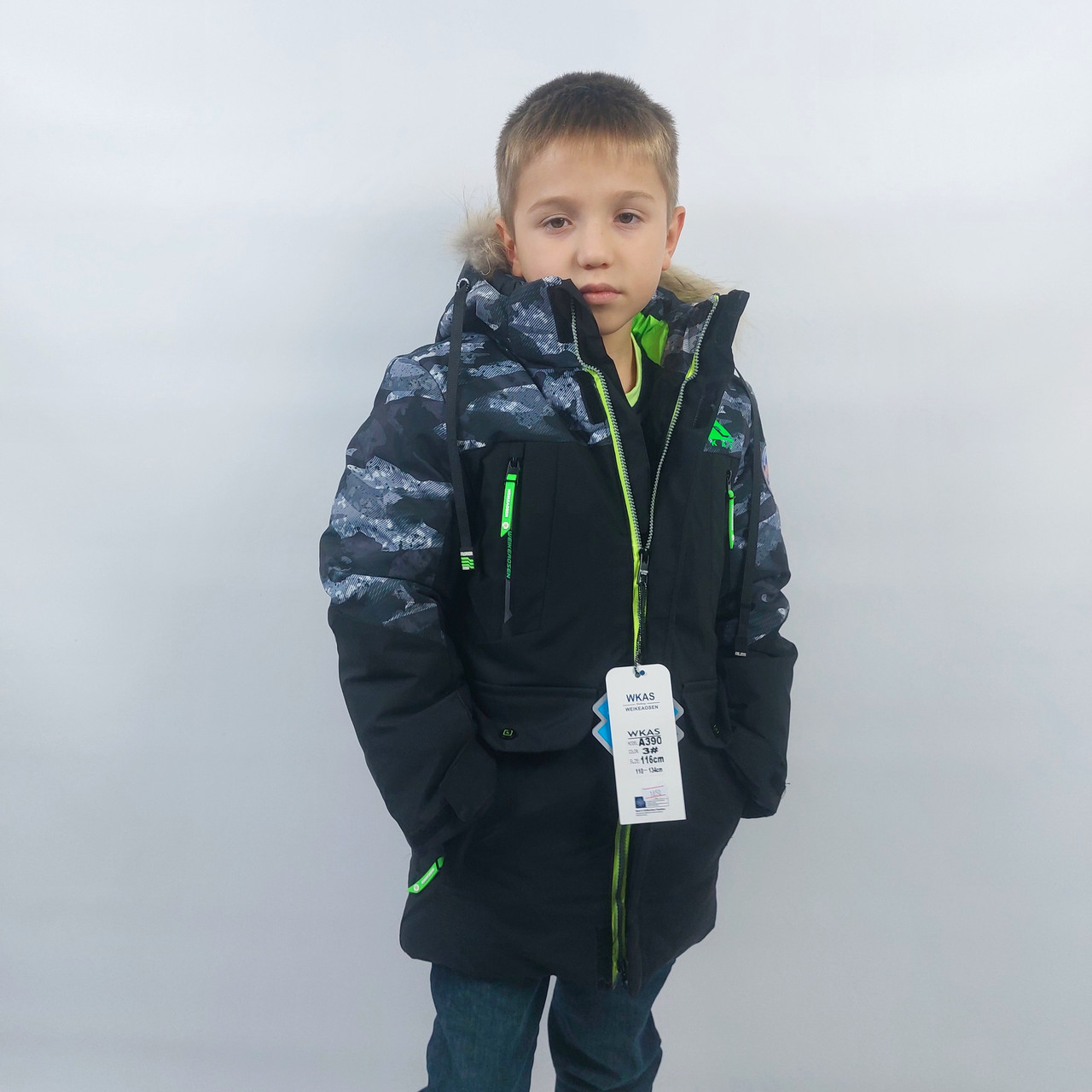 Дитяча зимова куртка на хлопчика чорна із зеленими вставками 116