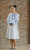Нежное детское платье из белоснежной хлопковой ткани с голубой вышивкой. Платье-вышиванка для девочки.