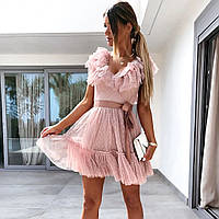 Розовое платье.