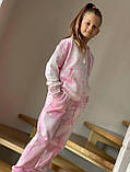 Спортивний костюм тай-дай для дівчинки у біло-рожевому кольорі з матеріалу двонитка р. 104-170, фото 2