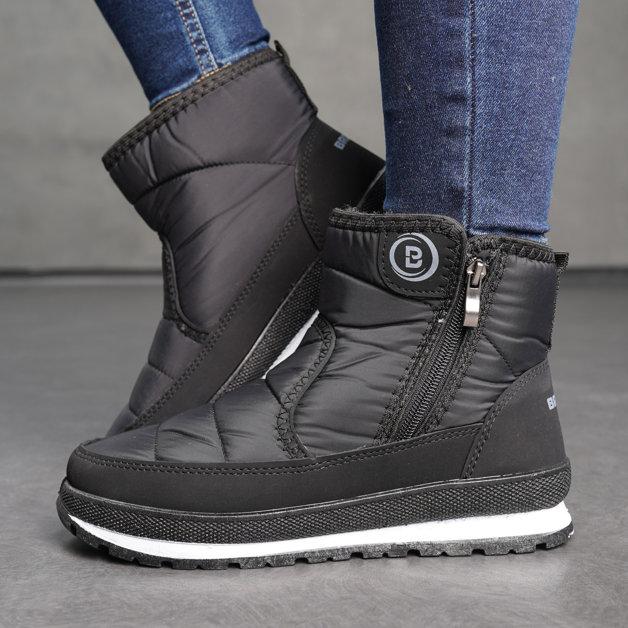 Жіночі дутики чорного кольору