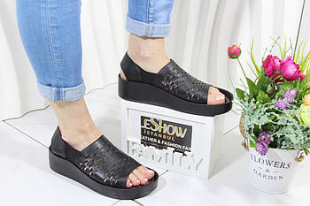 Жіночі босоніжки 4Shoes 08764 Black чорні на танкетці 37