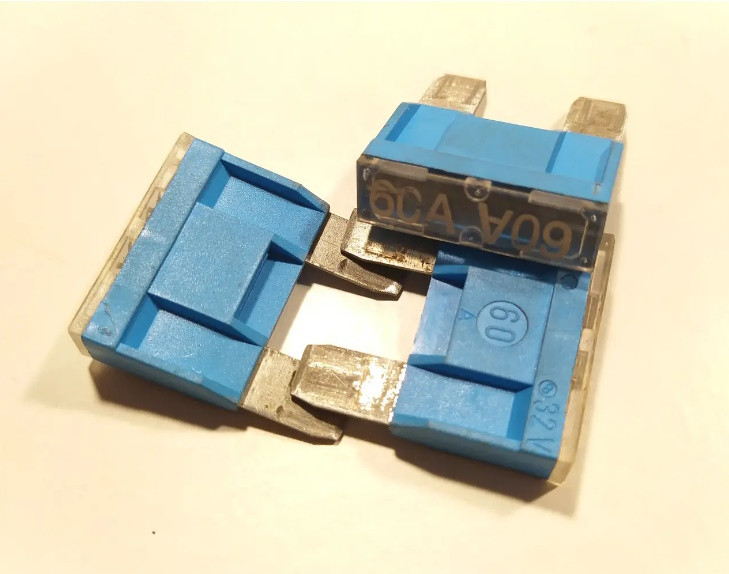 Купить Предохранитель 60А (MAXI) Б/У, цена 60 ₴ — Prom.ua (ID#1961982719)