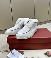Женские бежевые замшевые зимние лоферы ботинки Loro Piana Open Walk с мехом и логотипом Лоро Пиана зима