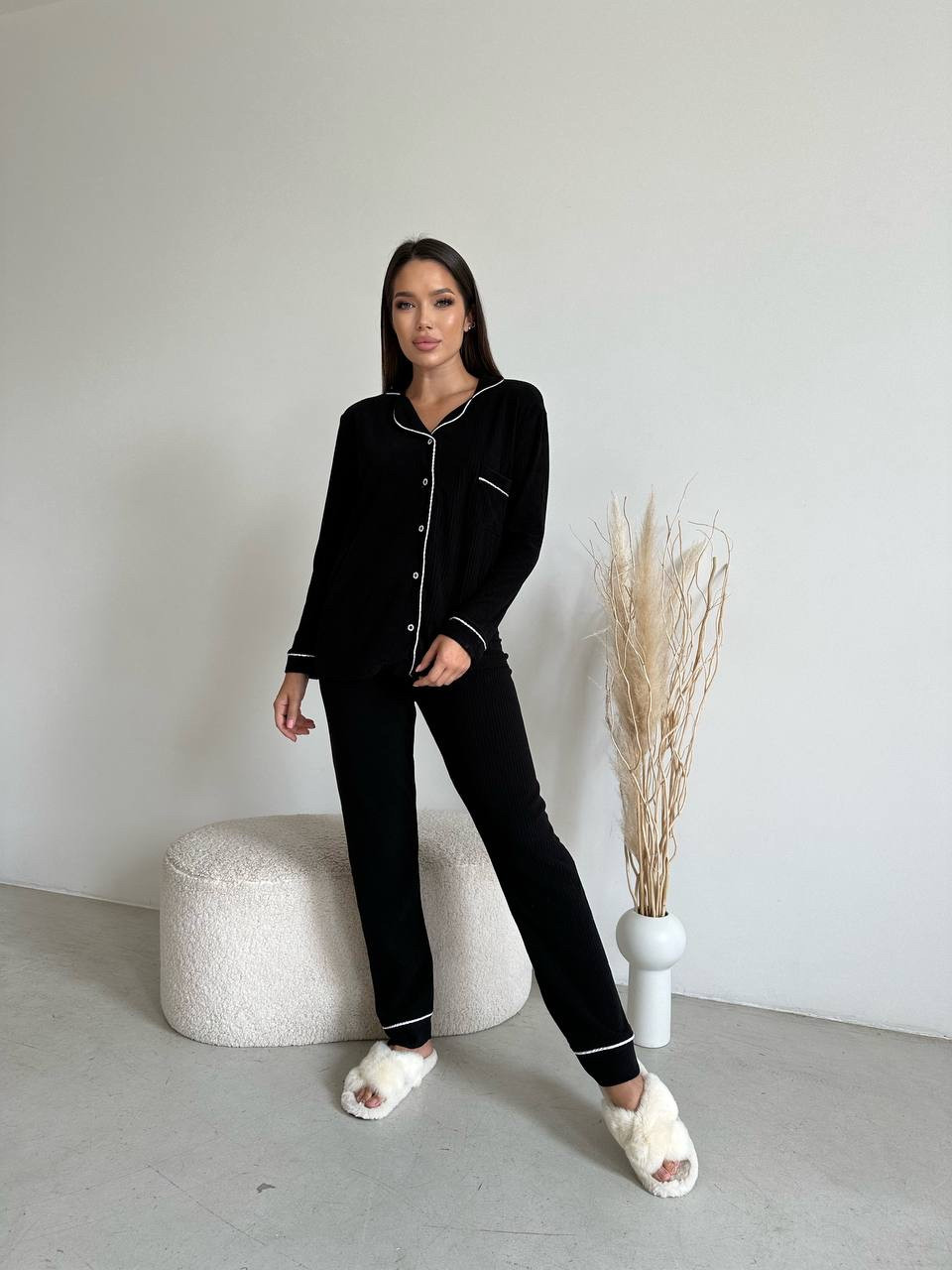 Жіноча піжама Eliz чорного кольору з білим: штани та сорочка