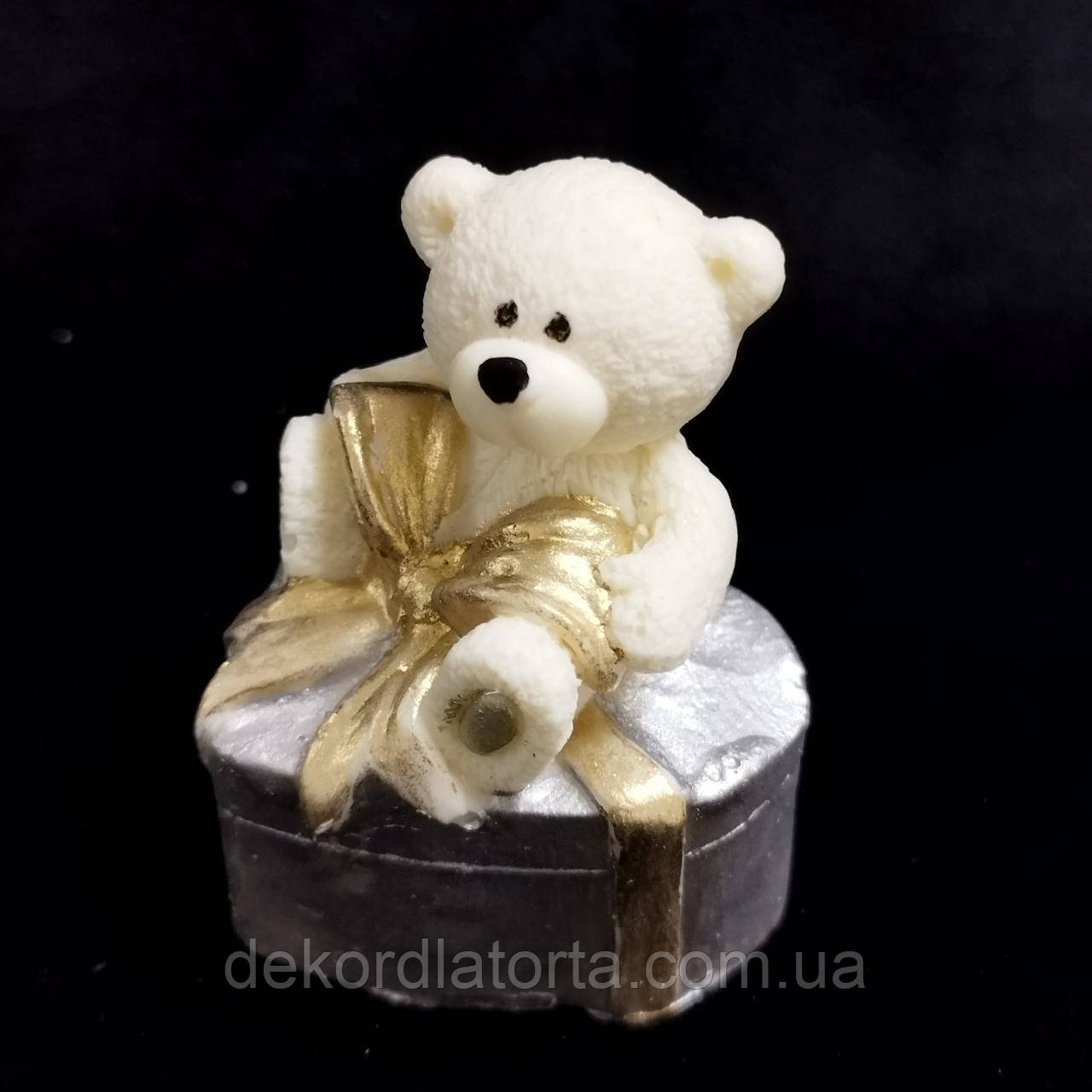 Шоколадна фігурка "Ведмедик на подарунку"