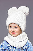 Теплий набір для дівчинки 5 6 7 8 років: біла зимова дитяча шапка на флісі з двома помпонами + в'язаний снуд хомут