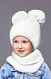 Зимовий комплект для дівчинки 5 6 7 8 років: тепла біла дитяча шапка на флісі з двома помпонами + в'язаний снуд хомут, фото 6