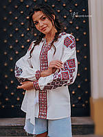 Яркая женская вышиванка с традиционным геометрическим узором.