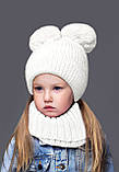 Зимовий набір для дівчинки 6 7 8 9 років: тепла біла дитяча шапка на флісі з двома помпонами + в'язаний шарф хомут, фото 6