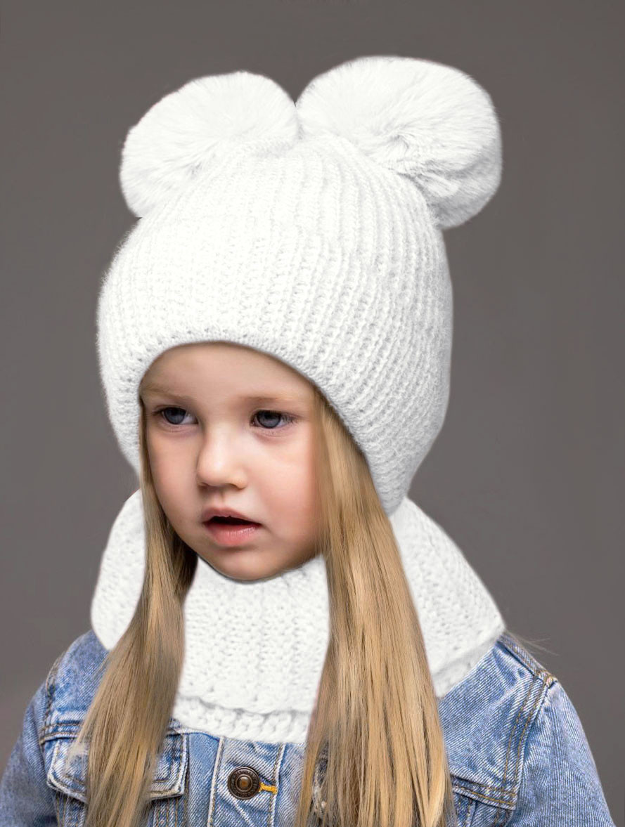 Набір білий для дівчинки 5 6 7 8 років: тепла зимова дитяча шапка на флісі з 2 помпонами + в'язаний снуд хомут