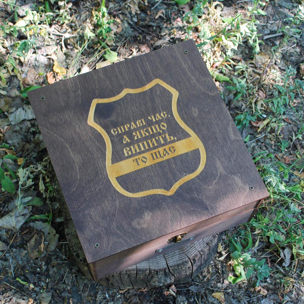 Наливатор алкогольний на 4 чарки з гравіюванням, фото 1