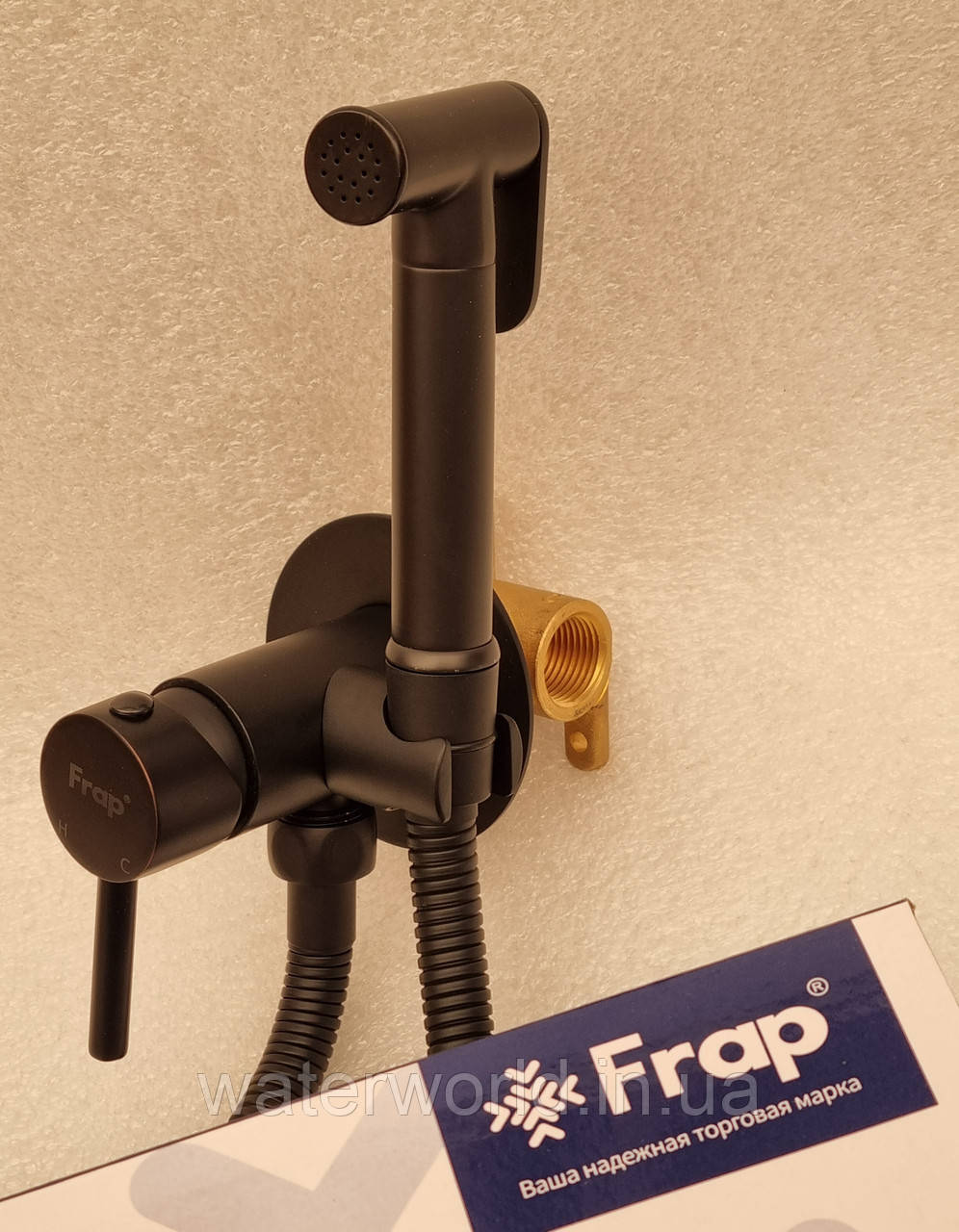Врізний змішувач прихованого монтажу з комплектом шланг 1,20 м + гігієнічна лійка Frap F7505-6 у чорному кольорі