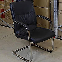 Кресло АКЛАС Спринг Черное Конференц-кресло для офиса на полозьях кожзам, Кресло компьютерное, до 120 кг