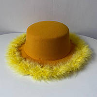 Шляпа канотье с устойчивыми полями (6 см) украшенная перьями FUZZY желтая