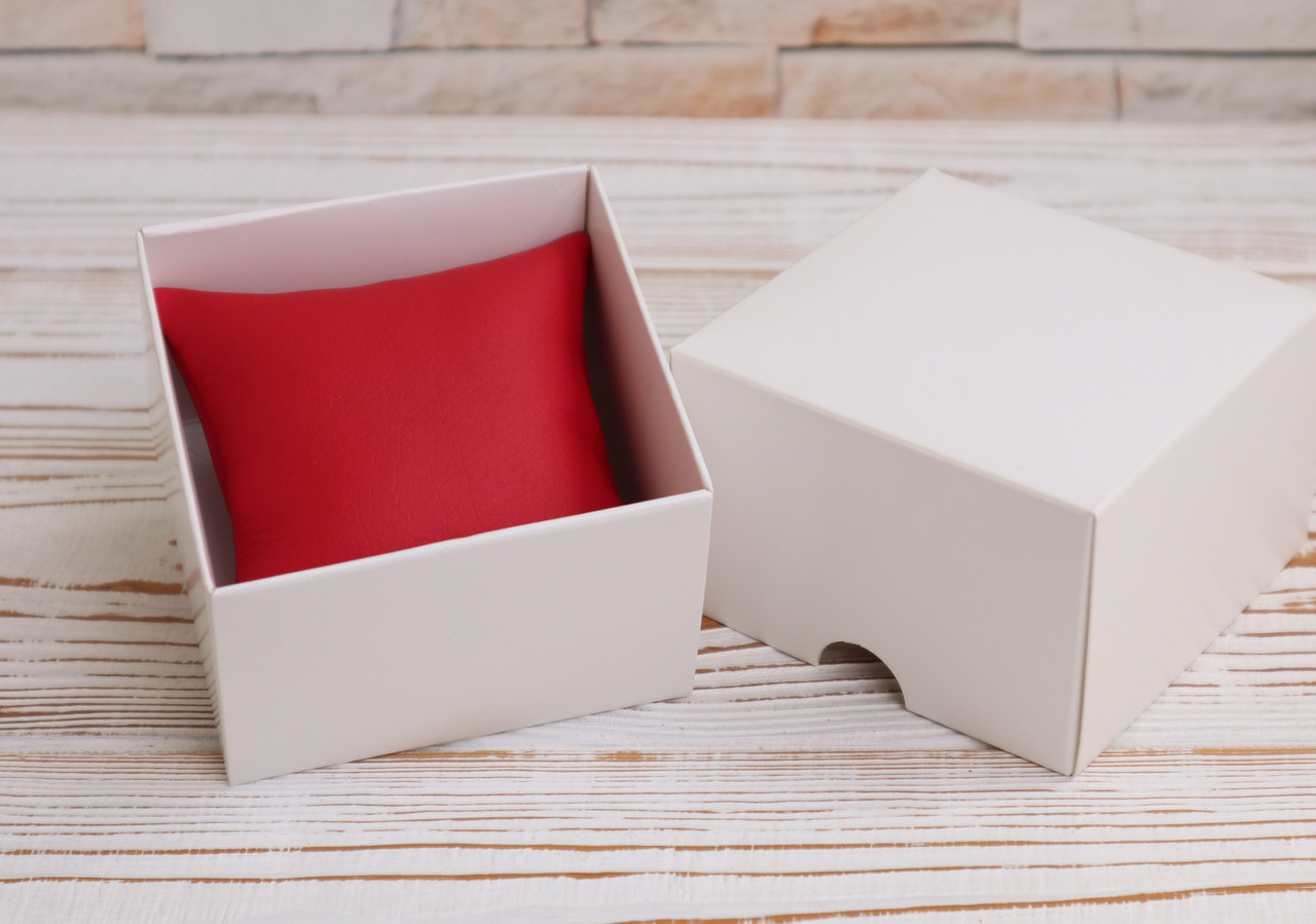Самозбірна коробка 85х85х55мм з червоною подушечкою для наручного годинника та браслетів