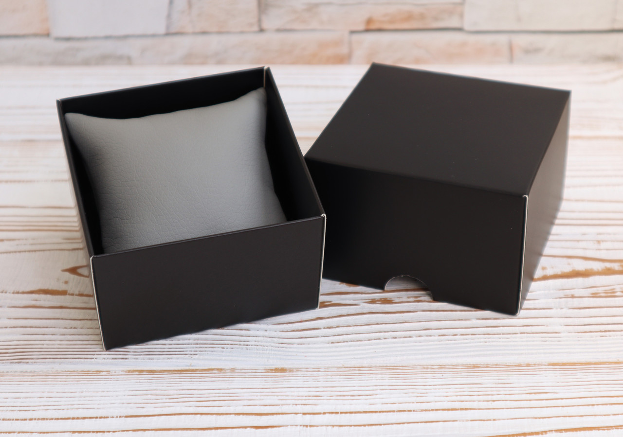 Чорна самозбірна коробка 85х85х55мм із сірою подушечкою для наручного годинника та браслетів