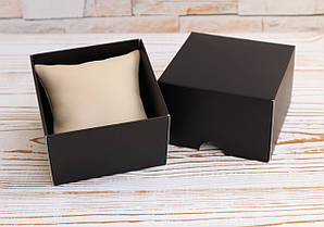 Чорна самозбірна коробка 85х85х55мм з бежевою подушечкою для наручного годинника та браслетів