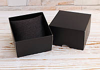 Черная самосборная коробка 85х85х55мм с черной подушечкой из рогожки для наручных часов и браслетов