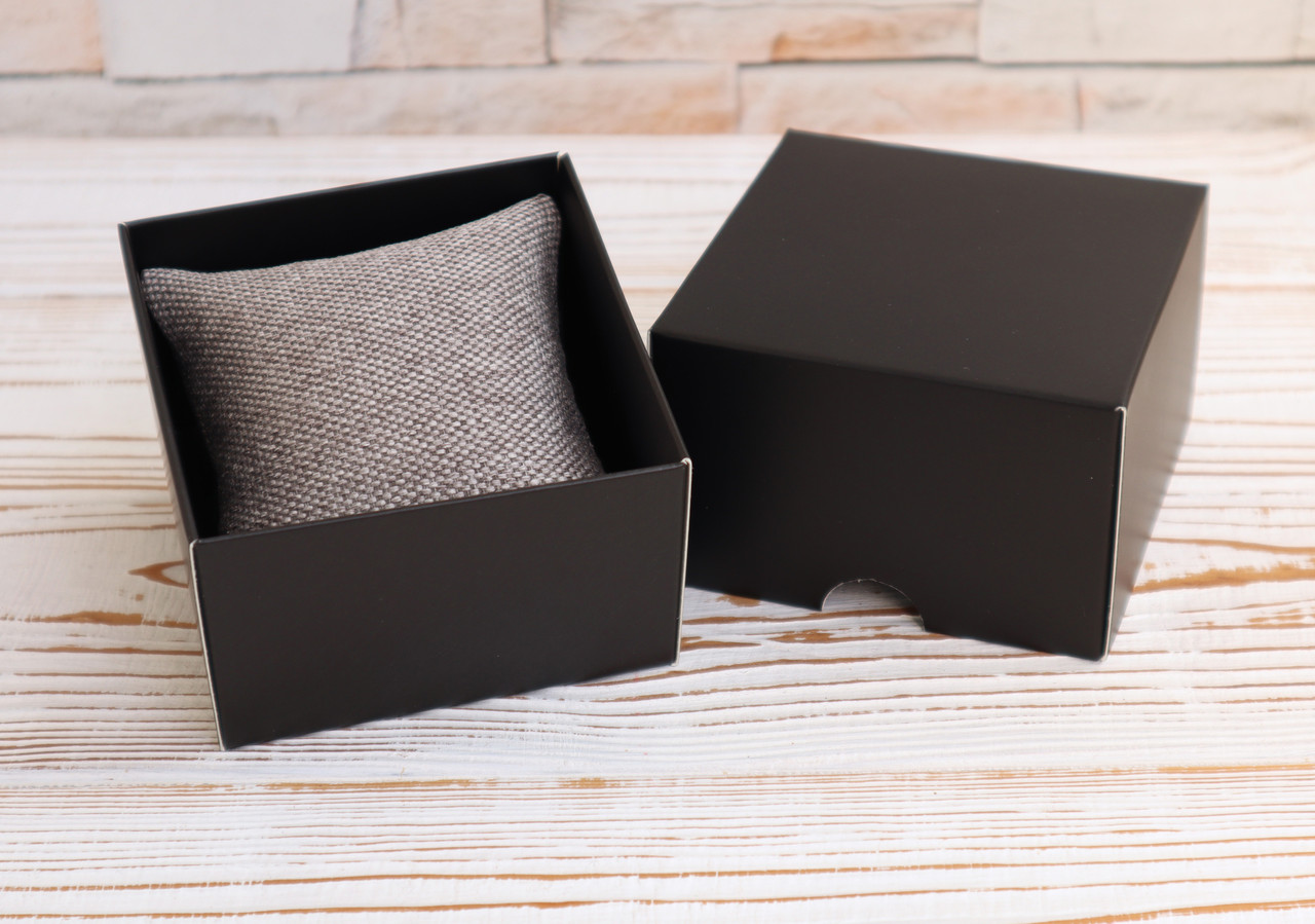 Чорна самозбірна коробка 85х85х55мм з сіро-коричневою подушечкою з рогожки для наручного годинника та браслетів