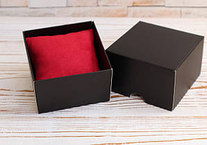 Чорна самозбірна коробка 85х85х55мм з червоною подушечкою зі штучної замші для наручного годинника та браслетів