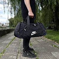 Невелика тканинна чоловіча дорожня сумка для поїздок у комплекті з плечовим ременем колір чорний бренд NIKE