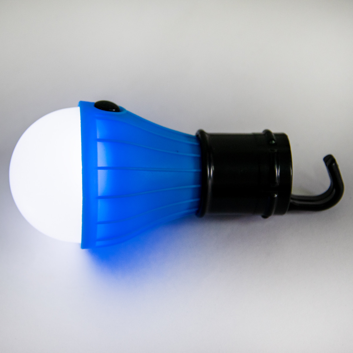 Туристический фонарь на батарейках 3хААА Черно-синяя лампочка с крючком, светодиодная лампа на батарейках (TO) - фото 4 - id-p1965156290