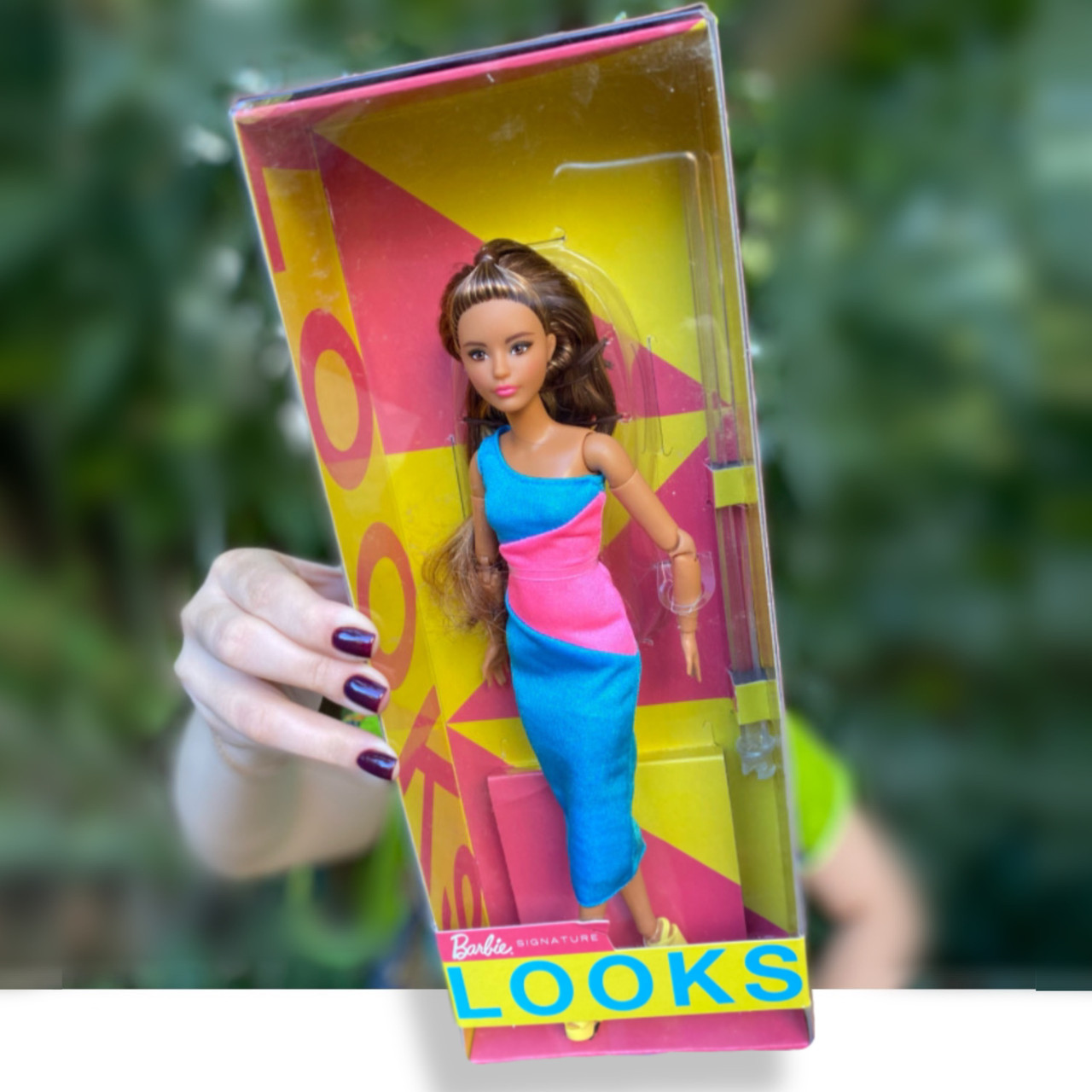 Лялька Барбі колекційна Мініатюрна з русим волоссям Колор-блок Barbie Signature Looks Doll HJW82