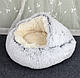 Лежанка пуфік з покривалом Хутряний теплий Будиночок для кішок та собачок Пухнаста глибока будиночок - мушля з капюшоном 40 см - фото 3 - id-p2373962604