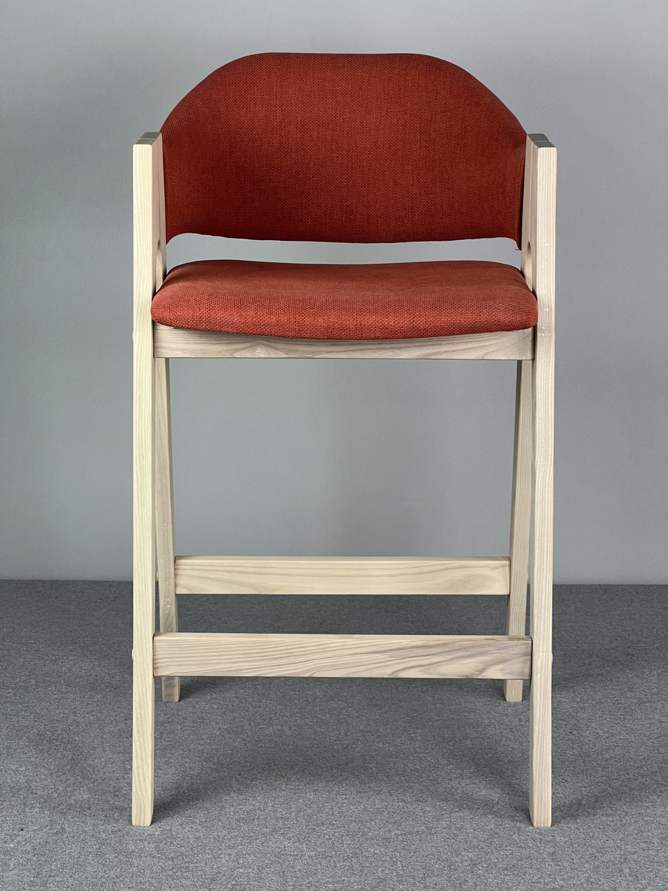 Полубарный стул "Джим" из натурального дерева