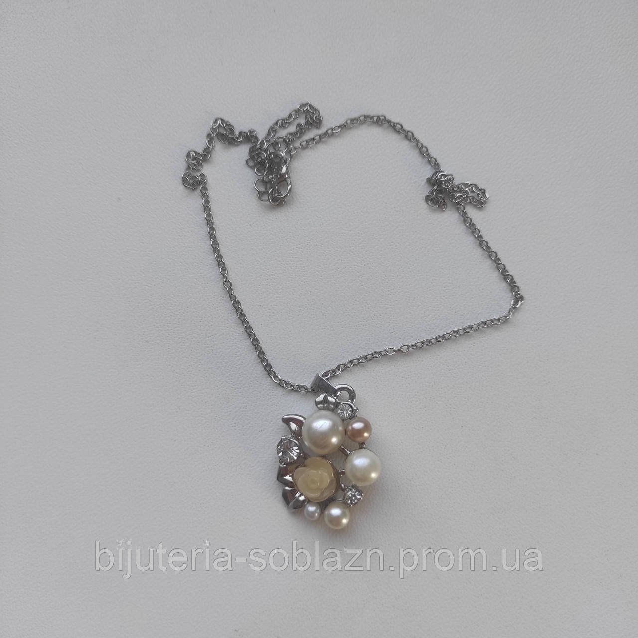 Серебристая жемчужная подвеска цепочка на шею с кулоном со стразами Роза - фото 1 - id-p445712716