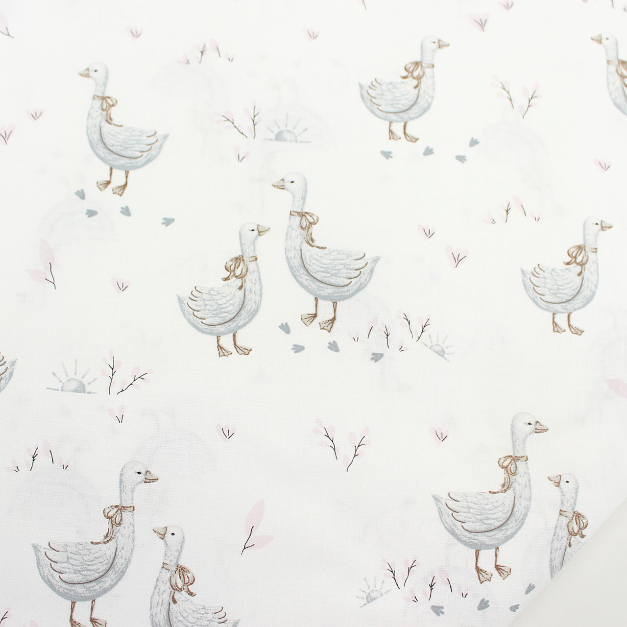 Бязь "Гуси з коричневим бантом" у рожевому листі" на білому № М-3161, фото 1