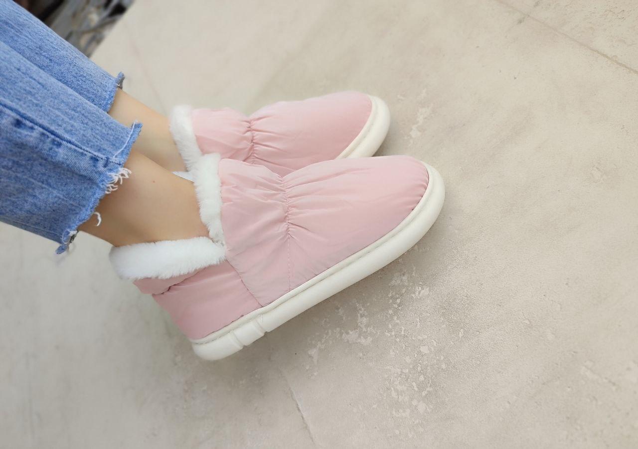 Зимові високі рожеві дутики з хутром на білій підошві