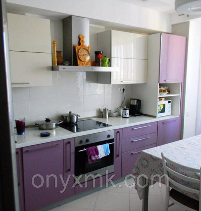 Бузкова кухня зі сріблястою технікою