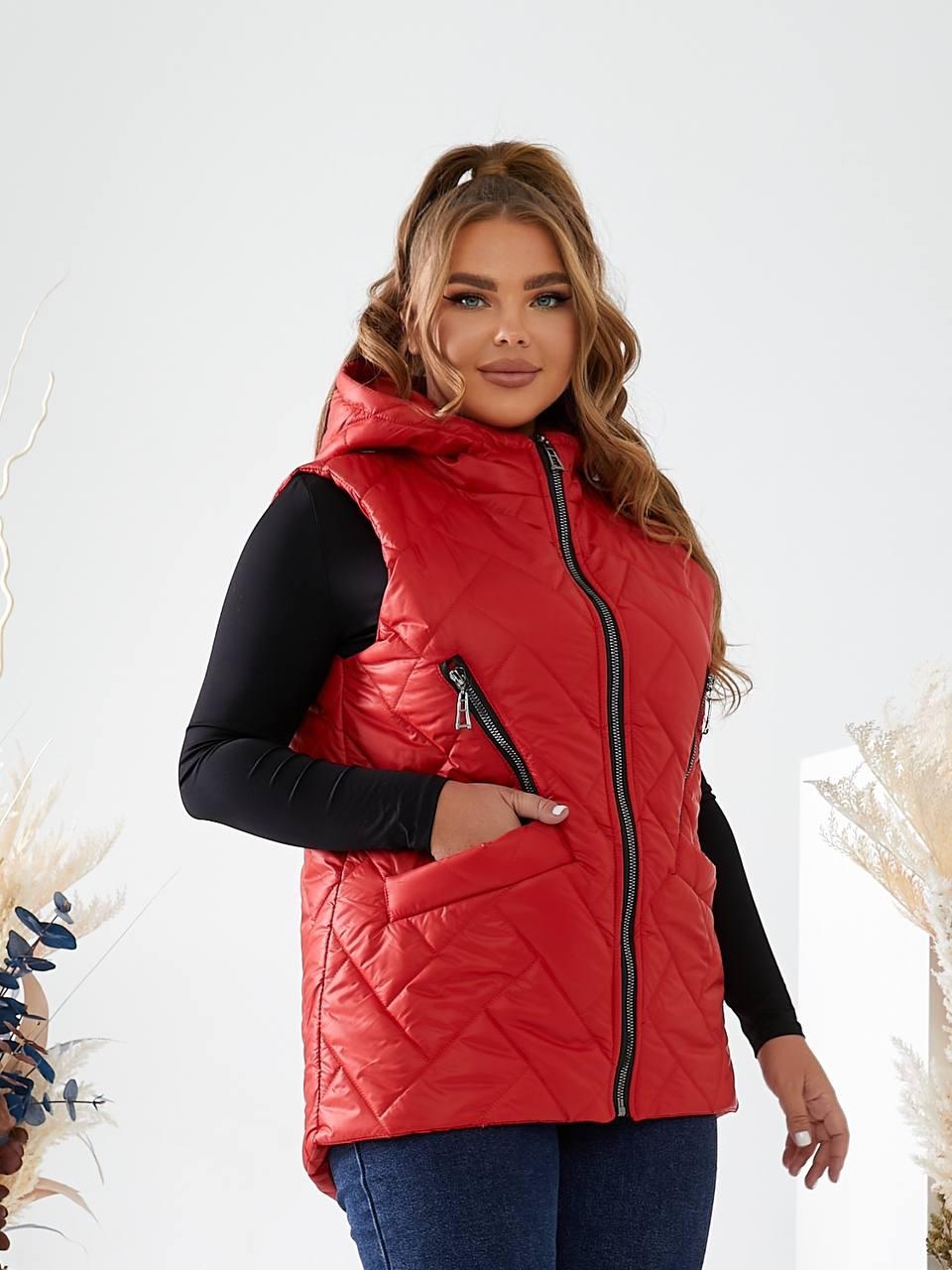 Жіноча стьобана в ромбик жилетка безрукавка з капюшоном, утеплена синтепоном, батал великі розміри, фото 1