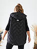 Жіноча стьобана в ромбик жилетка безрукавка з капюшоном, утеплена синтепоном, батал великі розміри, фото 2