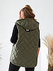 Жіноча стьобана в ромбик жилетка безрукавка з капюшоном, утеплена синтепоном, батал великі розміри, фото 2